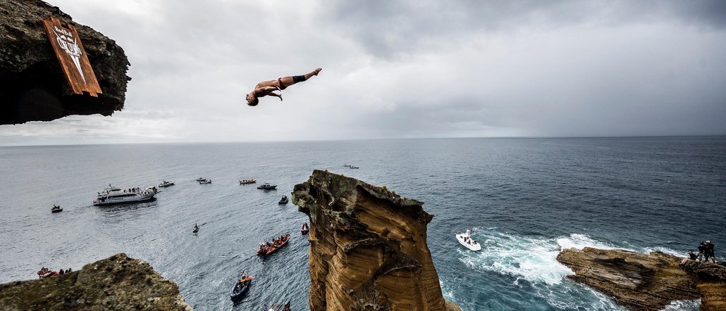 Anatoliy Shabotenko diving at San Miguel Azores - Red Bull Cliff Diving 2018 - Lineupping