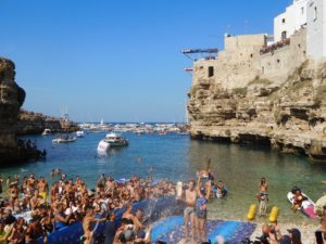 Rhiannan Iffland and Gary Hunt with Kahekili trophy at Polignano a Mare final stage of Red Bull Cliff Diving 2018