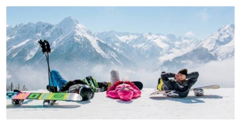 View of Snowbombing Festival snowriders relaxing time - Lineupping