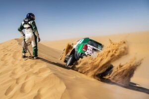Seaidan Yasir and Kuzmich Aleksy rescueing Mini car on sand dunes in the desert at Dakar Rally 2020 Saudi Arabia - Dakar Rally 2020 - Lineupping.com