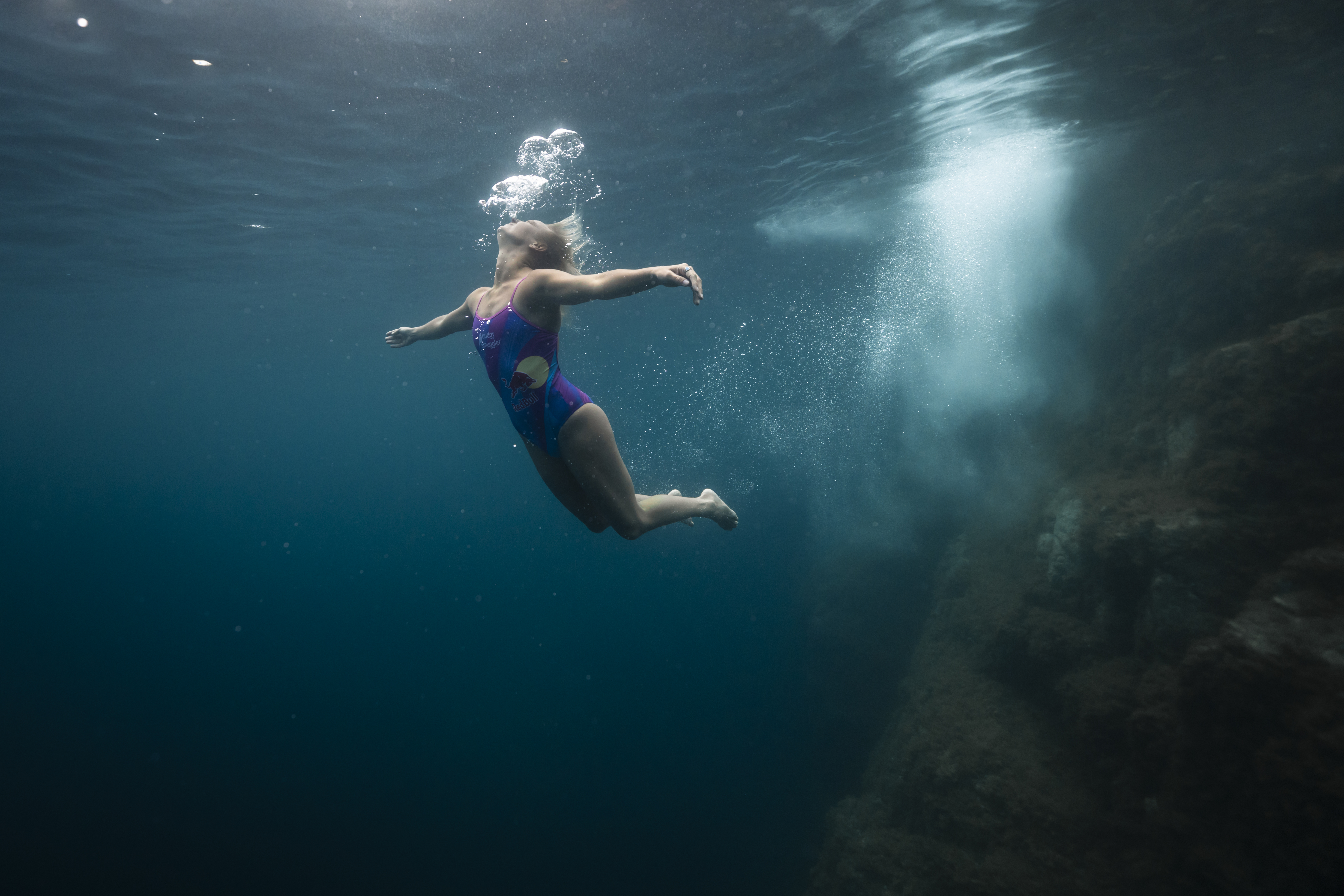 Rhiannan Iffland underwater shot at Saint-Raphael by Alex Voyer - Red Bull Cliff Diving 2021 - Lineupping