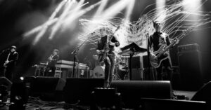 Portrait of Queens of The Stone Age live on stage - credits Queens Of The Stone Age - Boston Calling 2023 - Lineupping.com