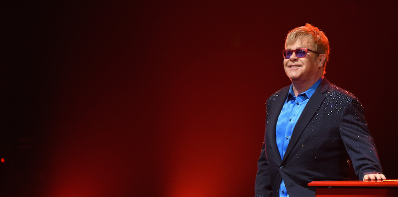 Portrait of Elton John standing up with the piano on stage - credits Larry Busacca and Getty Images for Island Records - Rock in Rio 2026 - Lineupping.com
