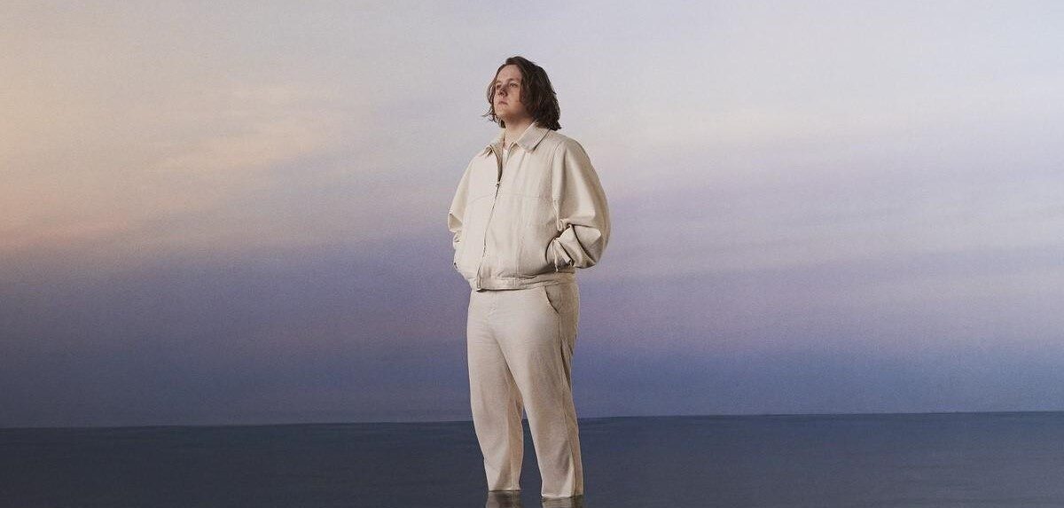 Portrait of Lewis Capaldi standing up in the water - credits Radio Number One - Lollapalooza Brasil 2026 - Lineupping.com