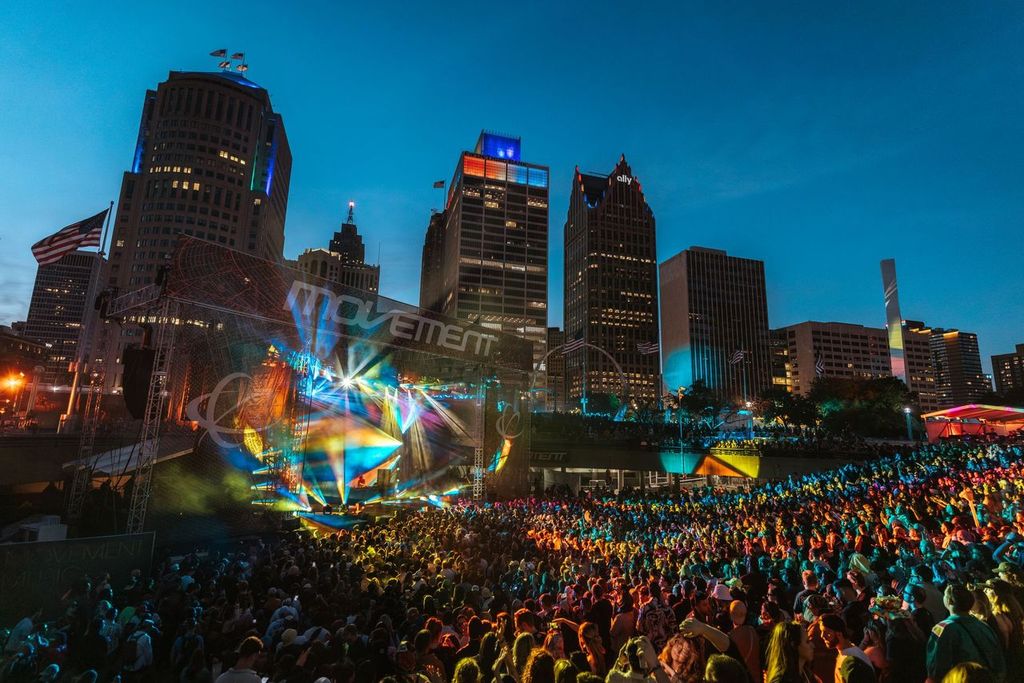 View of the stage with city lights at Moviment Festival Detroit - credits Morin Yousif - Movement Festival Detroit 2026 - Lineupping.com