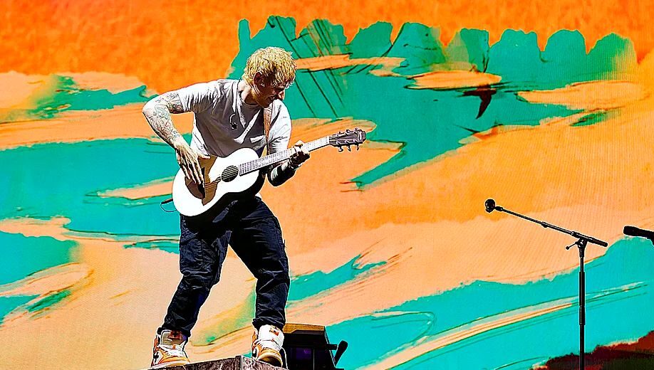 Picture of Ed Sheeran playing on stage - credits Andy Von Pip and El Mundo - Ed Sheeran tour dates - Lineupping.com